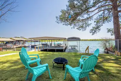 Image de Sun rays & lake waves on Lake Lbj! Lakefront, hot tub, Sup, fire pit, games!