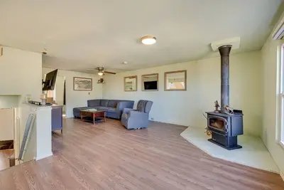 Image de Peaceful Golden Cabin: 17 Mi to Town!