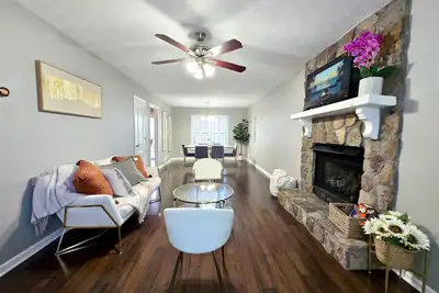 Image de Elegant 3-Bedroom Home w/ Private Fenced Backyard