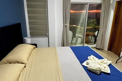 Encantadora Suite a pocos pasos de playa Mann, con Tv, Ac, Baño, Wifi, Nevera