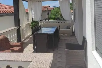 Image de Appartement de deux chambres avec la terrasse Gornji Karin, Novigrad (A-23985-a)