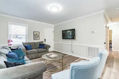 Image de Cute home w firepit & king bed -starts at 3. 5k/month
