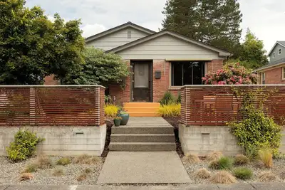 Image de Eclectic Redbrick Rambler near Japanese Gardens