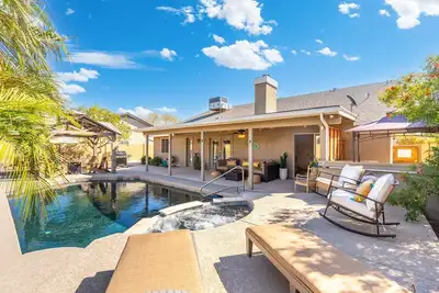 Image de Great Location! Walk to State Farm Stadium! Free Heated Pool & Spa!