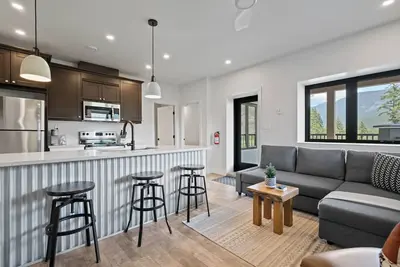 Modern 1-bedroom suite with hot tub and beautiful views of Pemberton