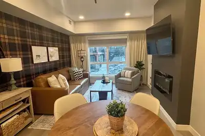 Image de Brand New! Luxury in the Rockies: hot tub/pool/near Banff/patio views