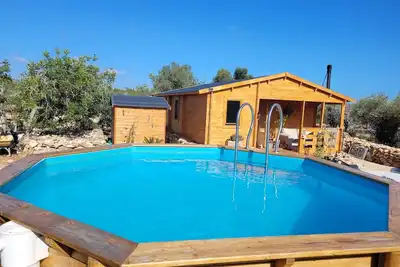 Image de Chalet romantique avec piscine privée au milieu des oliviers.