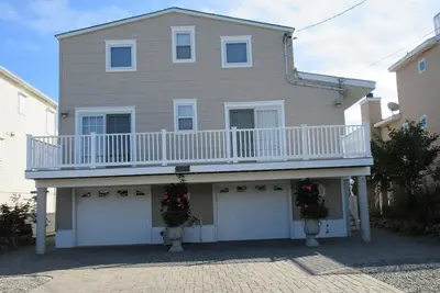 Image de Fantastic bay views from this 2nd floor duplex in Harvey Cedars
