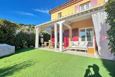 Image de Villa dans un Domaine privée 3 Chambresjardin Piscine de 22 m, mini golf parking