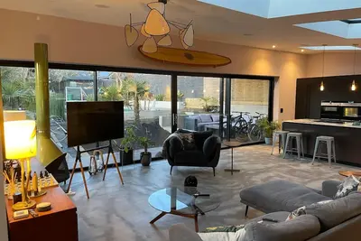 Image de Huge home in central Hove with heated swimming pool and indoor table tennis.