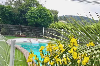 Image de Maison privée avec climatisation, piscine, salle à manger extérieure et jardin