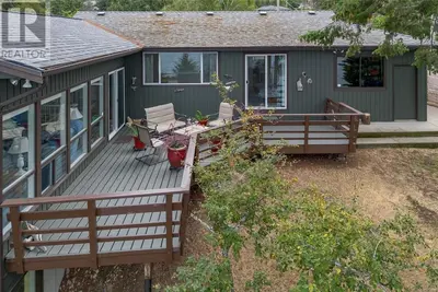 Image de Eagles Perch Retreat' Oceanfront home in beautiful Nanoose Bay. Relax and play!