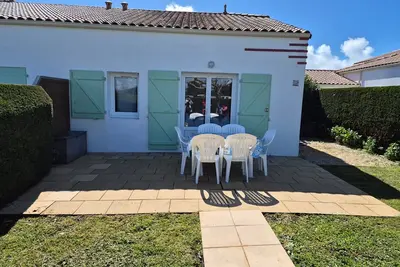 Image de Agréable maisonnette avec jardin, piscine collective, proche mer