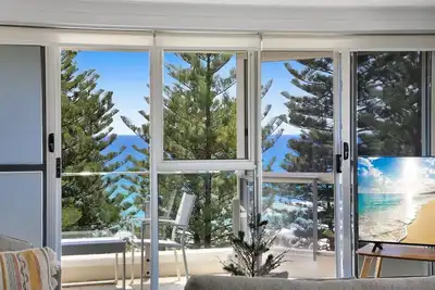 Image de Discover the best of Burleigh in this stunning 3 Bdr oceanfront apartment.