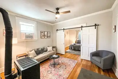 Image de 2br Renovated Downtown Cottage | Pet Friendly