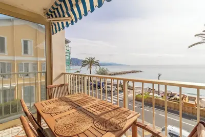 Image de Entièrement rénové en 2022, notre appartement lumineux est situé en face de la mer