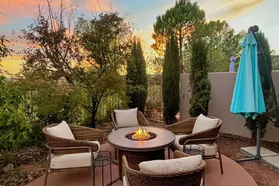 Image de Modern, Spacious, Private End Unit, Community Pool & Hot Tub!