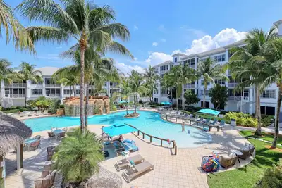Image de Find Your Happy Place in this Tropical Poolside Condo!