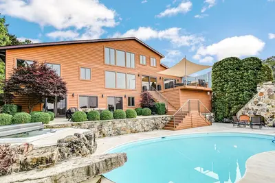 Image de Lakefront Tech-savvy Home with Pool & Hot Tub