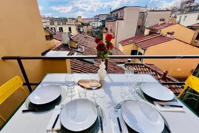 Image de Harbor House. Relaxed and fun atmosphere with a view of the rooftops of Bologna.