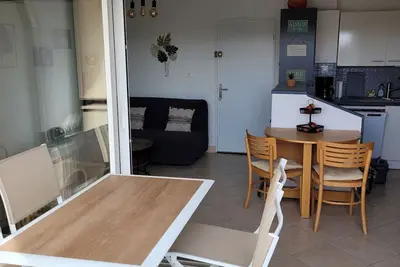 Image de T2 35m2 50 mètres plage. Terrasse 8m2