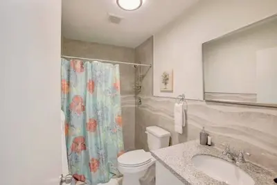 Image de Modern condo: Steps from Atlantis & Beach