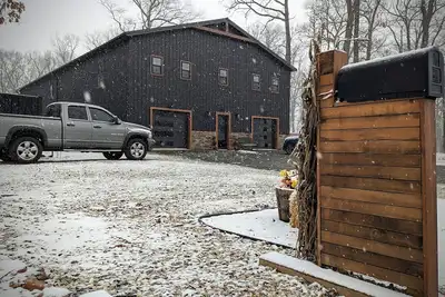 Image de Event Venue Barn with Basketball Court, Game Room, Library, Office, and More