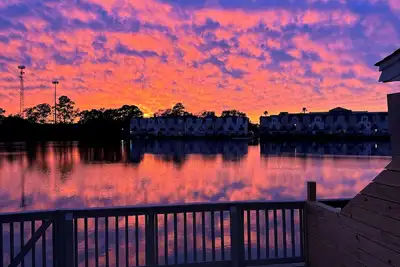 Image de ☆Sunset Serenity! •Tropical Waterfront Oasis•Private Patio•10Min->KingSt & Beach☆