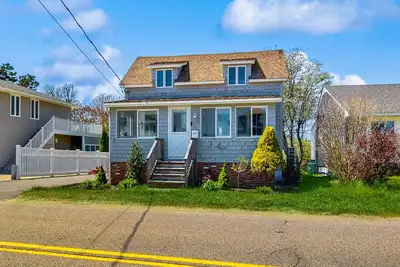 Image de Charming Coastal Retreat with Ocean Views and Easy Access to Moody Beach