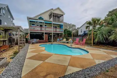 Image de Your Perfect Oak Island Getaway! Walk to beach, backyard pool, hot tub, and bar!
