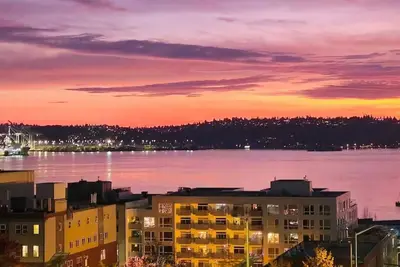 Image de 2 Bedroom w/ Water View, Gym, Pool + Free Parking