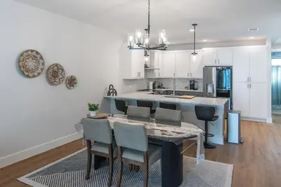 Image de Luxury Townhome With 4-bedroom townhome in charming Austin Centrally Located.