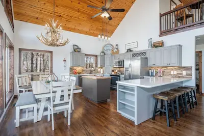 Image de Farmhouse on 160 Acres | Stocked Lakes | Firepit | Trails | 30 minutes to Tulsa