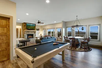 Image de Luxury & Mountain Views! 4000 SqFt w\/Hot Tub, Theater, Arcade, Pool, & Discounts