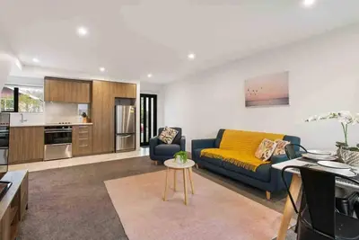 Image de Light & Spacious 2Bdrm Townhouse Off Street Park