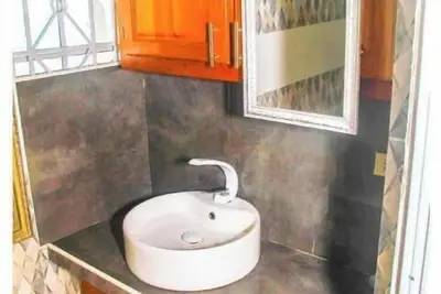 Image de Rooms are renting at 100. 00 per room, per night.