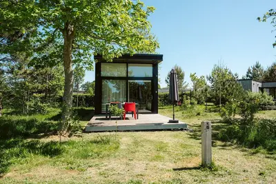 Image de Steel and wood give character to this holiday home for four people.