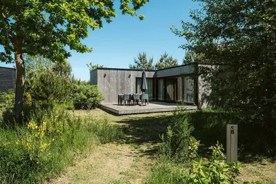 Image de Steel house with wood finish: sturdy cabin for four persons.