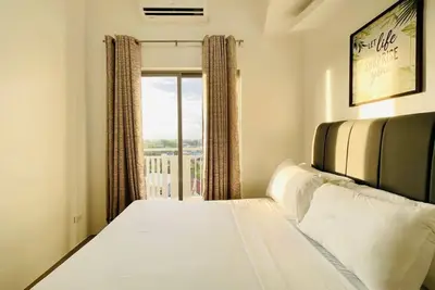 Image de Modern 1-Bedroom Condo with Balcony at Wv Towers