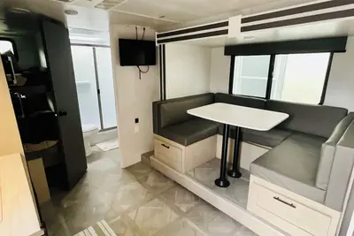 Image de Rv in Marvelous Brentwood with Ac, WiFi, toiletries