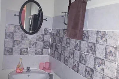 Image de Home Away from Home2\nCharming, cozy 2-bedroom apartment in Arima with WiFi, Ac.