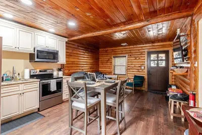 Image de Hot Tub, outdoor movie theater, coffee bar, Fire pit, Bbq, pavilion & Lake Views!