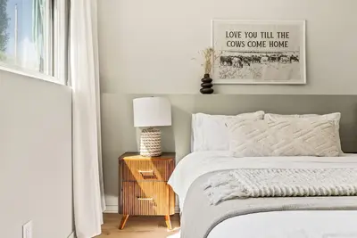 Image de Stampede Saloon- 5 Guests, Walk to Stampede/Dt/Close to Attractions!