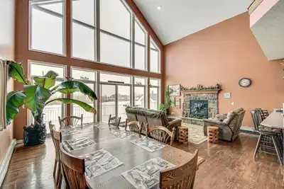 Image de ‘The Gathering Place’: Rushville Home w/ Hot Tub