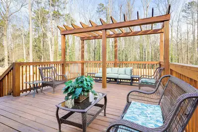 Image de Entertainment-Ready Yard: Spacious Riverdale Home