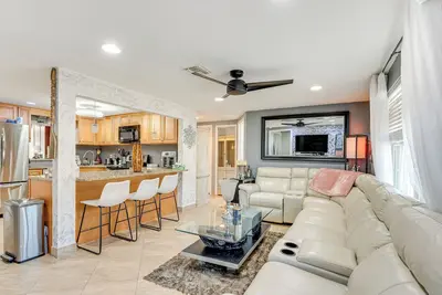 Image de 8 Mi to Sunset Beach: Home w/ Large Patio + Pool!