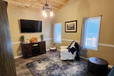 Image de Hummingbird Haven\nCharming 2-bedroom house in Hendersonville with WiFi and Ac