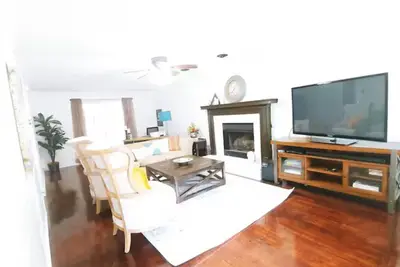 Image de Spacious 4 bedroom Gate away - Cozy, Clean & Close to Everything