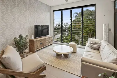 Image de Ocean Horizons- Stylish 2br Trinity Beach Retreat | Private Parking & Pool Access
