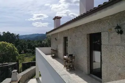 Image de moradia inserida em pequena aldeia do GerĂŞs com todas as comunidades